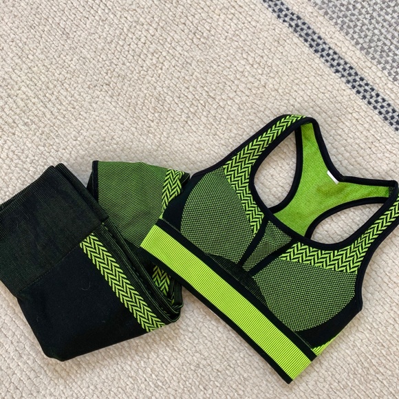 ⭐️Sale⭐️Fabletics sports bra and leggings set size XXS - Picture 2 of 4